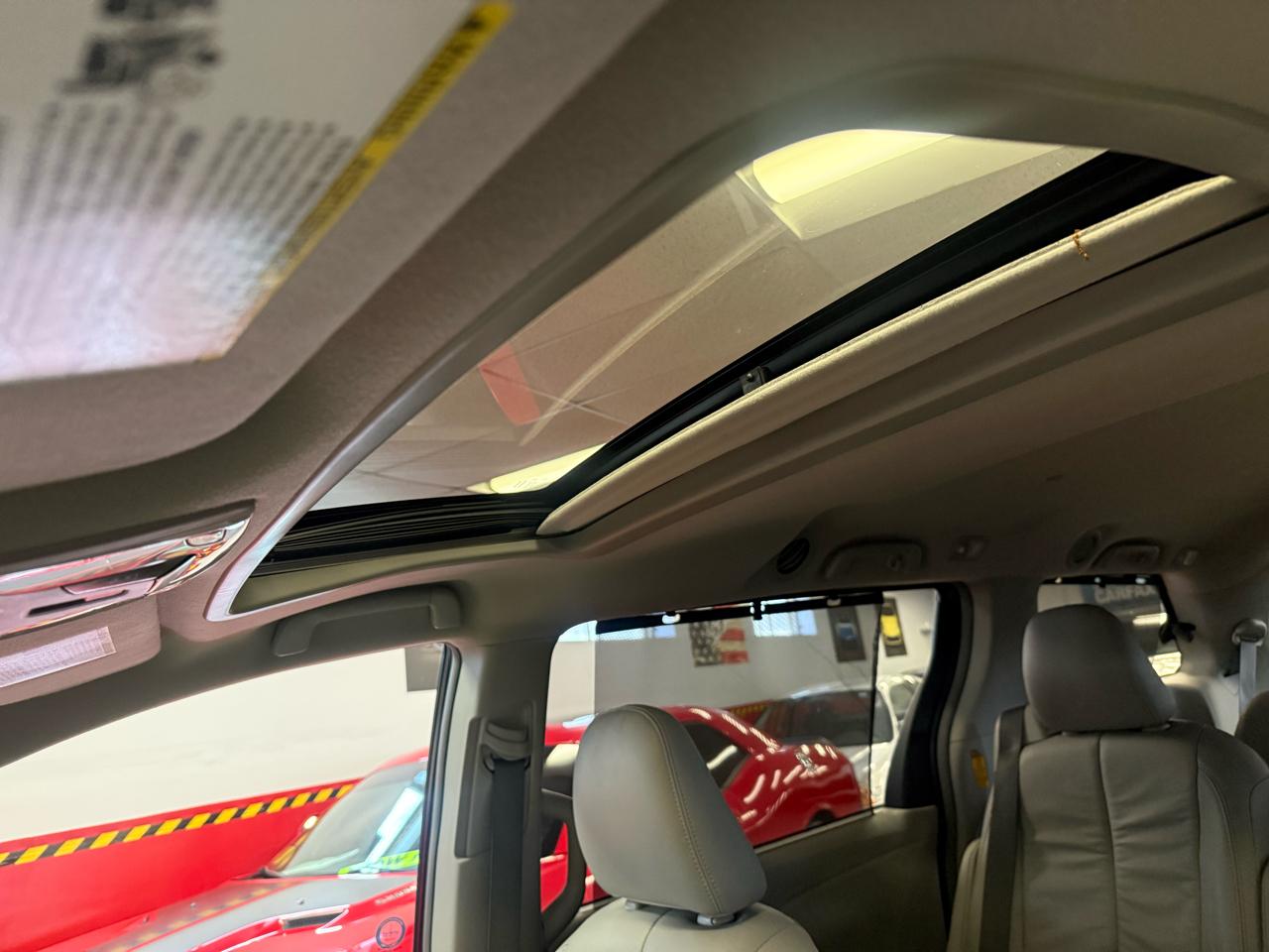 Toyota Sienna Limited AWD 7-Passenger V6 2014