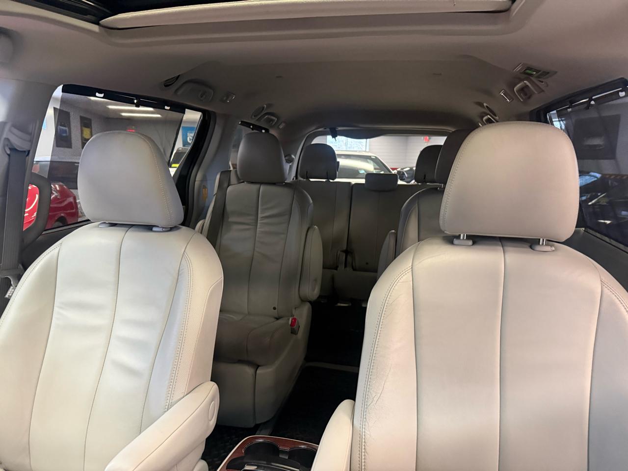 Toyota Sienna Limited AWD 7-Passenger V6 2014