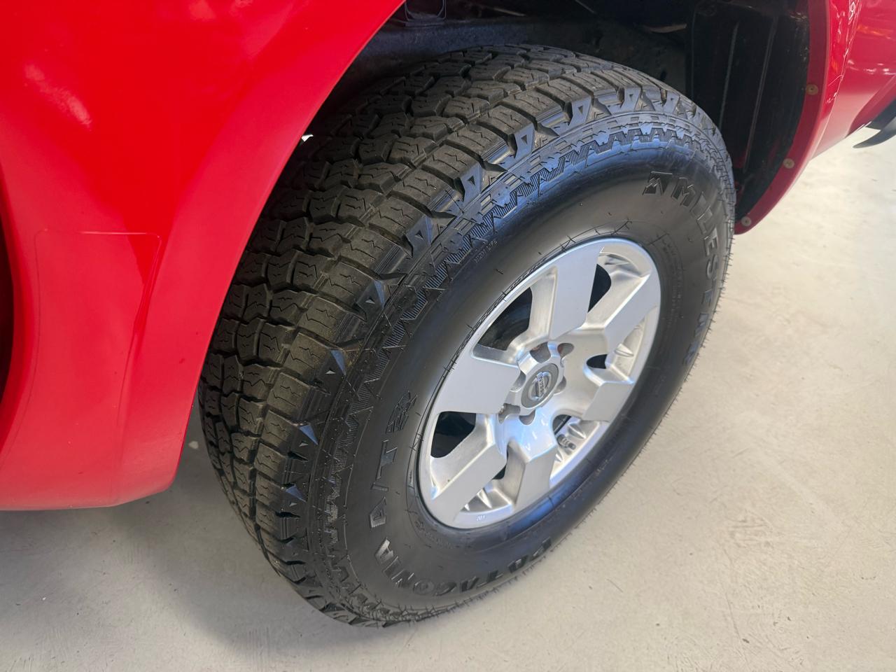 Nissan Frontier LE Crew Cab 4WD 2010