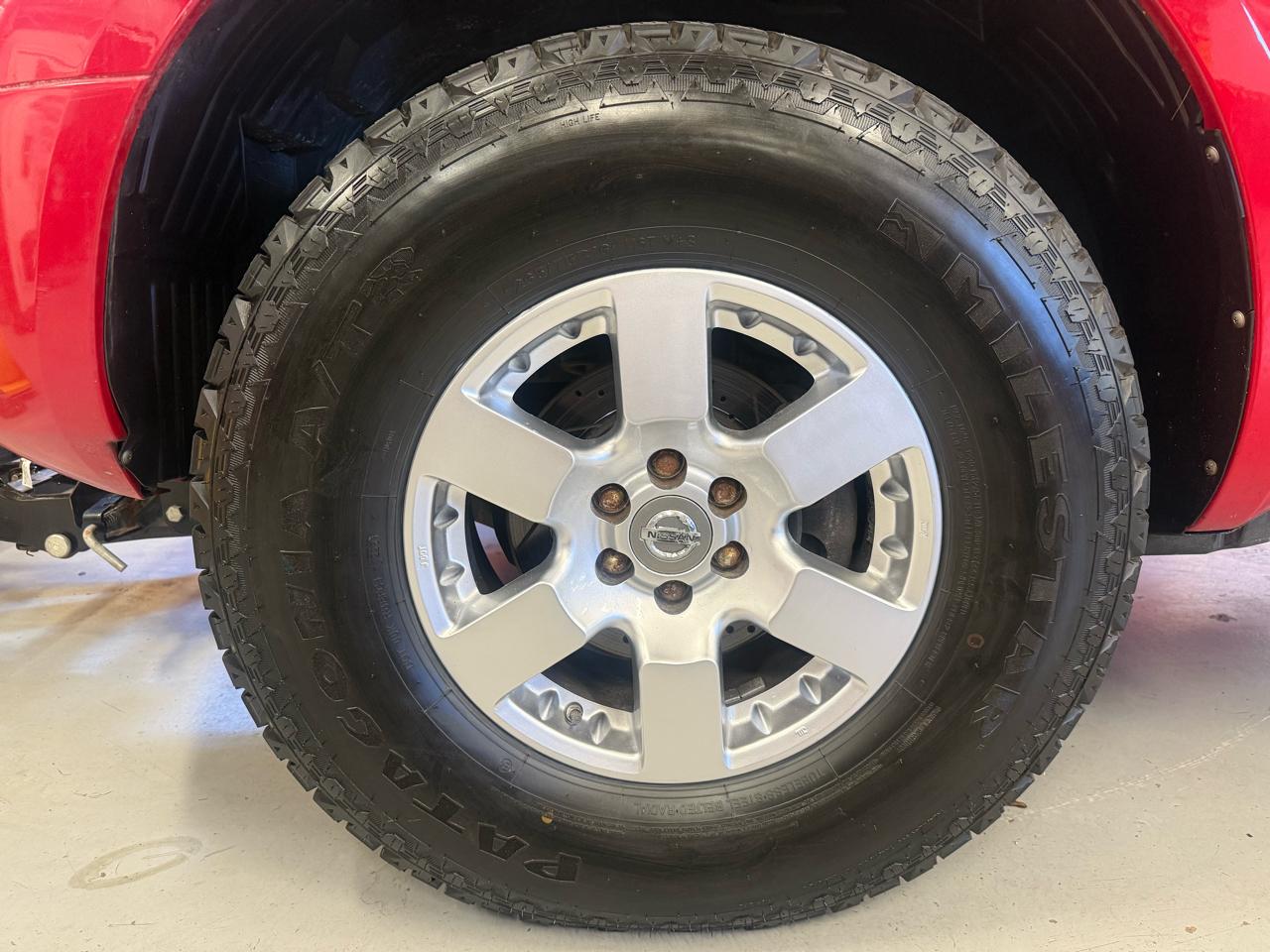 Nissan Frontier LE Crew Cab 4WD 2010