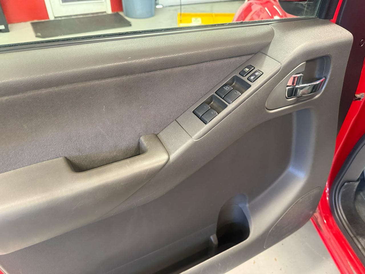 Nissan Frontier LE Crew Cab 4WD 2010