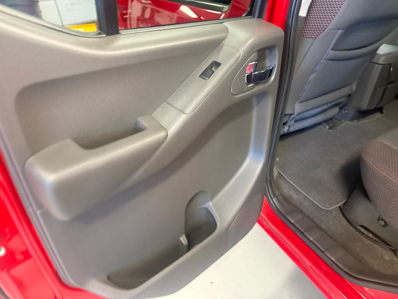 Nissan Frontier LE Crew Cab 4WD 2010