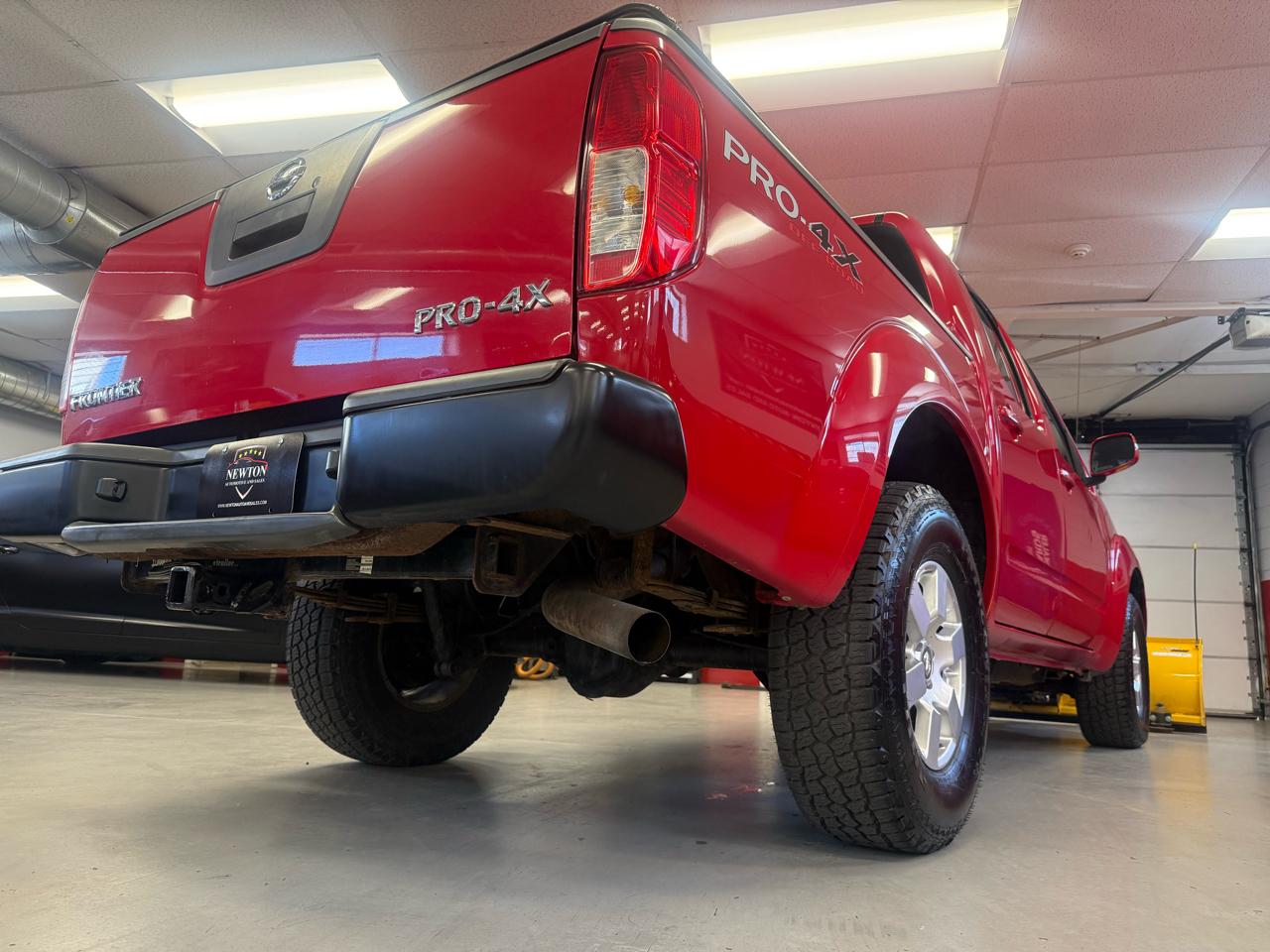 Nissan Frontier LE Crew Cab 4WD 2010