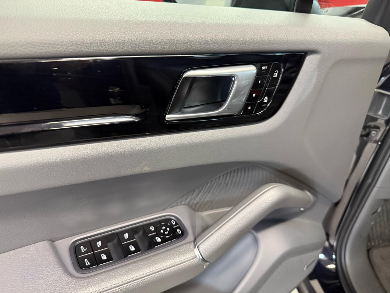 Porsche Cayenne Base 2021