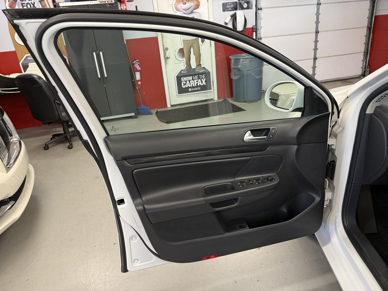 Volkswagen Jetta SportWagen 2.0L TDI 2011