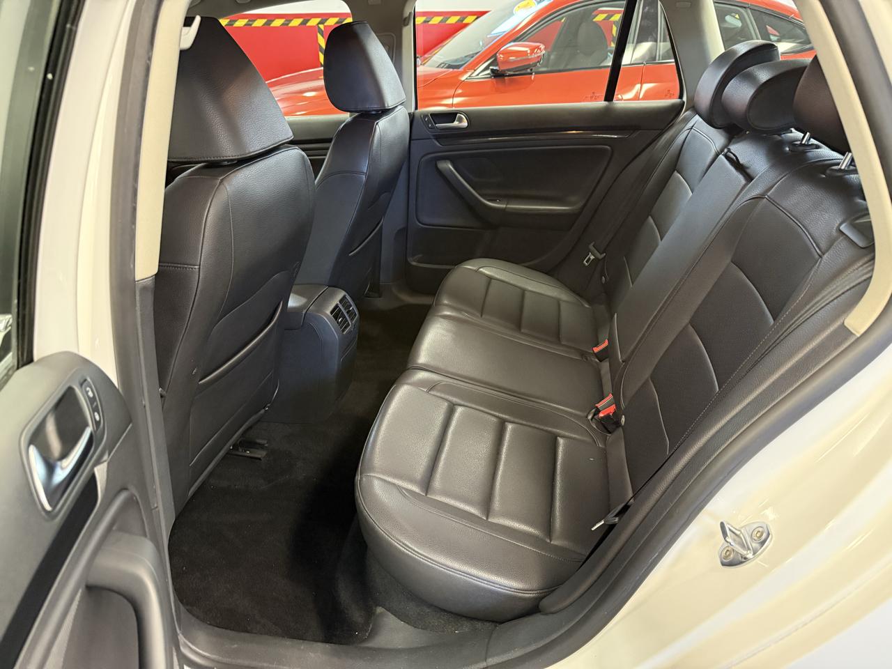 Volkswagen Jetta SportWagen 2.0L TDI 2011