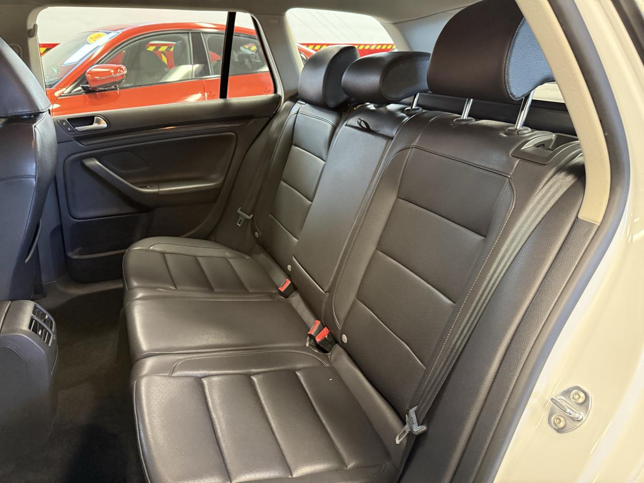 Volkswagen Jetta SportWagen 2.0L TDI 2011