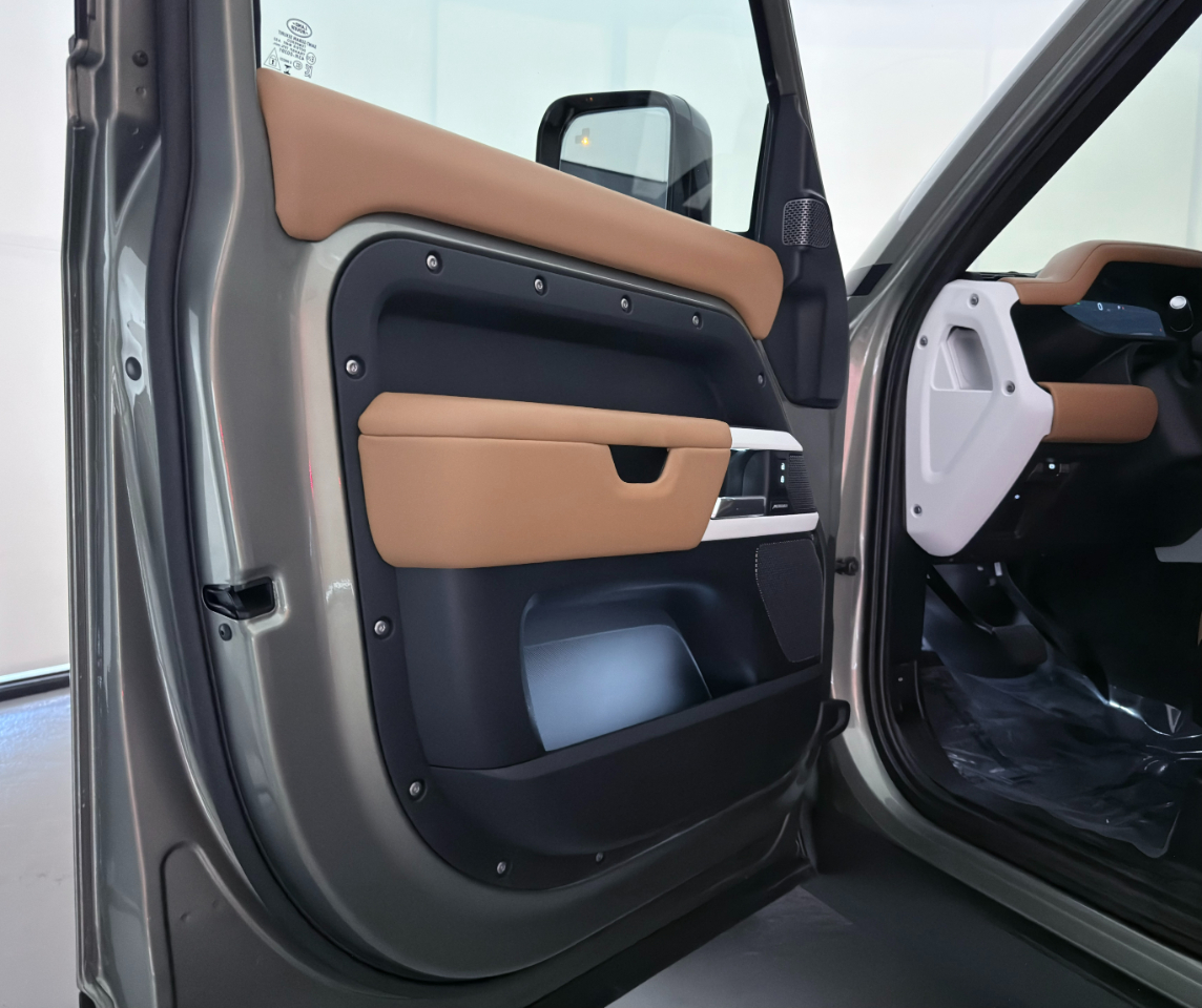 Land Rover Defender P300 110 S 2024