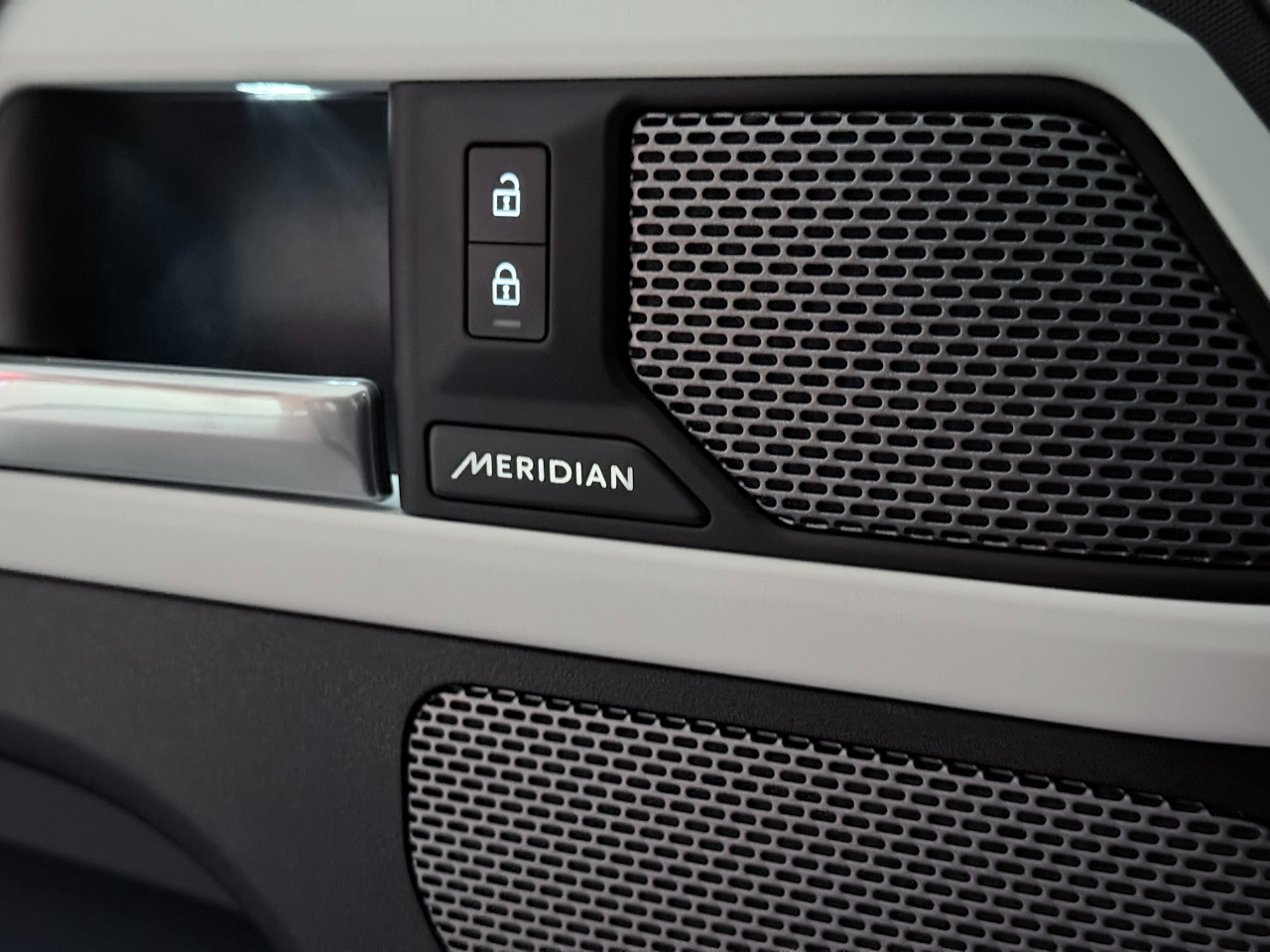 Land Rover Defender P300 110 S 2024