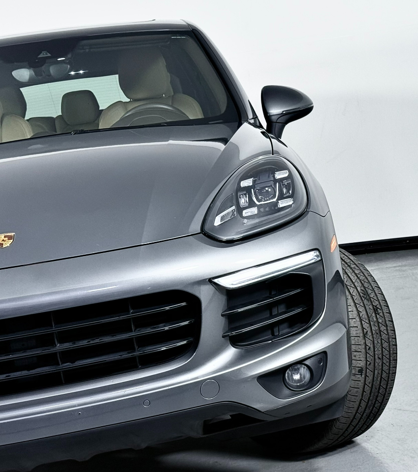 2017 Porsche Cayenne Hybrid S photo 2