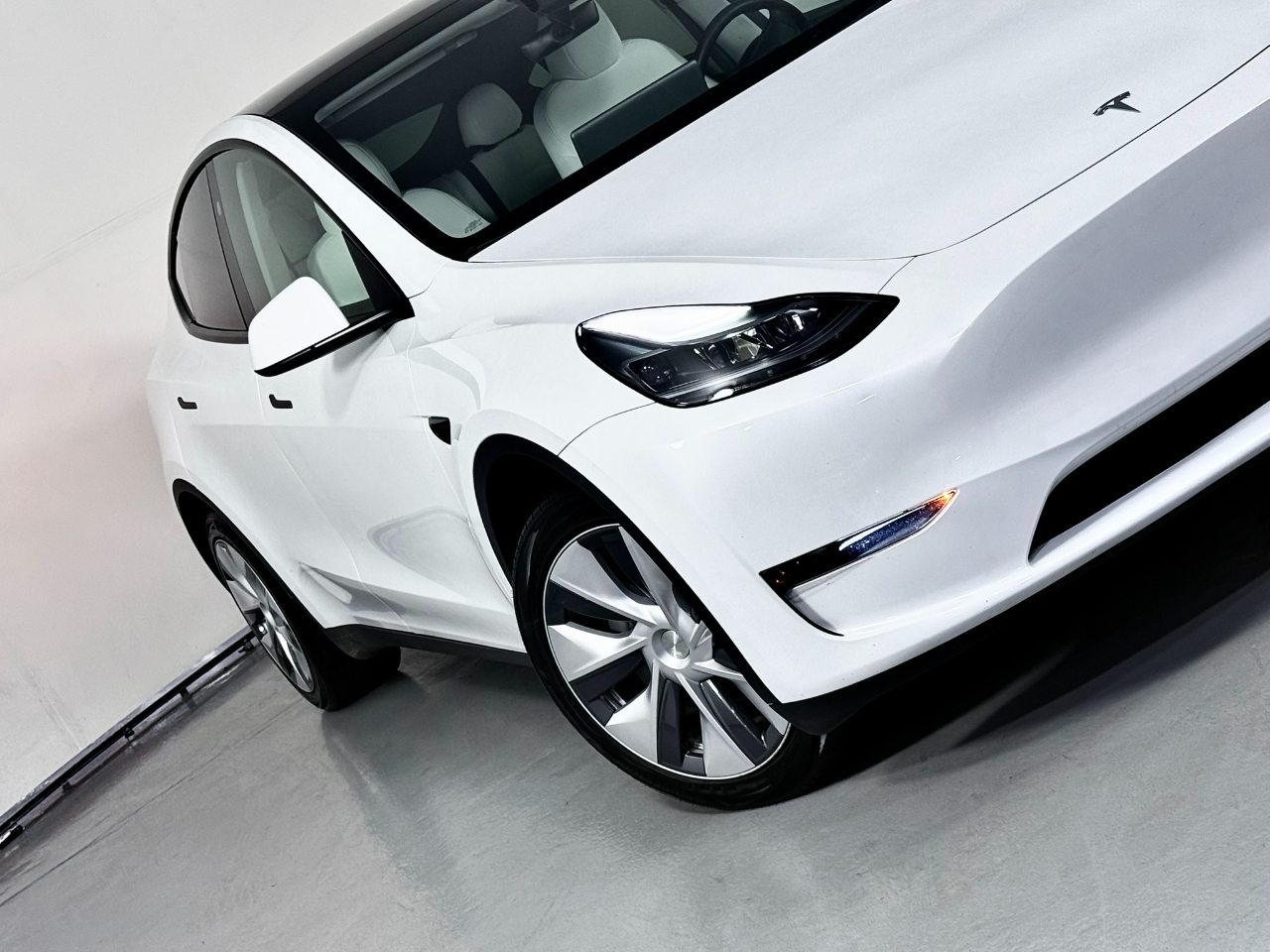 2024 Tesla Model Y Long Range photo 4