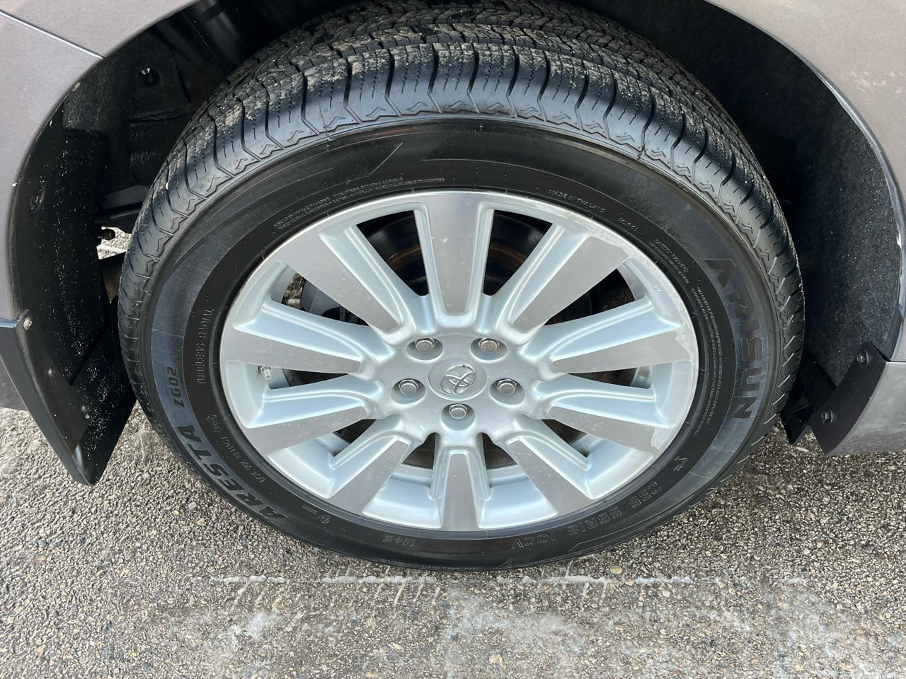 Toyota Sienna XLE Premium AWD 7-Passenger V6 2017