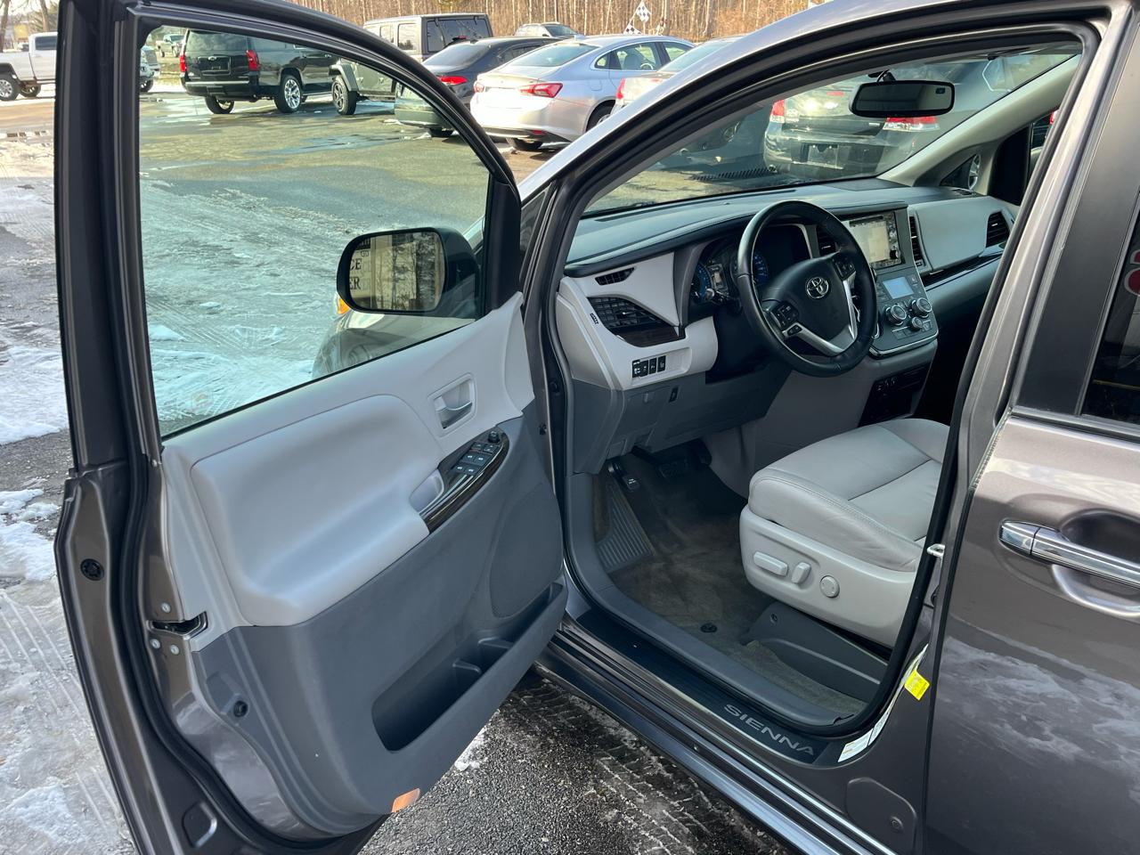 Toyota Sienna XLE Premium AWD 7-Passenger V6 2017