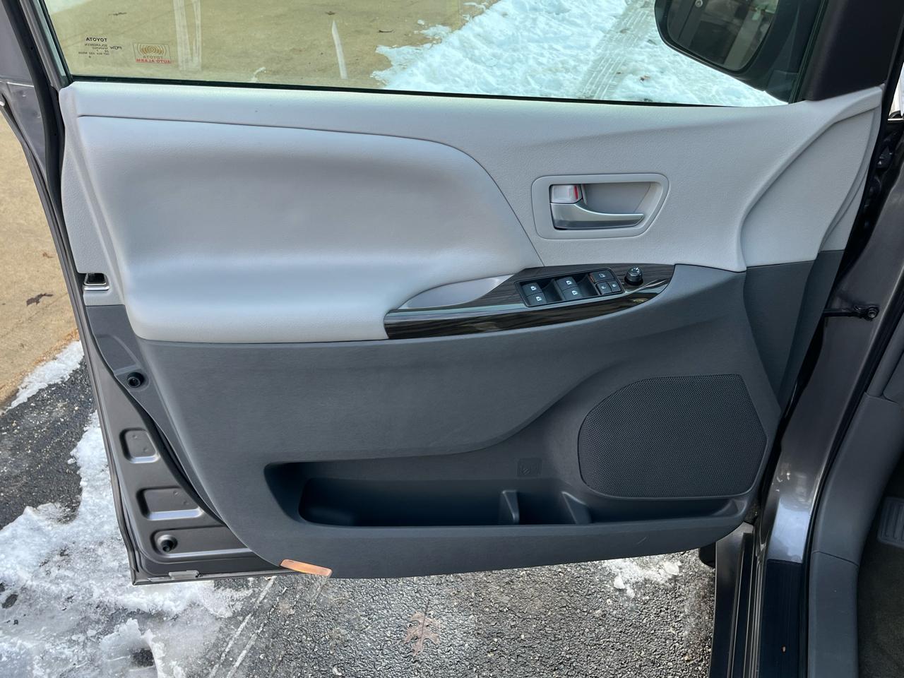 Toyota Sienna XLE Premium AWD 7-Passenger V6 2017