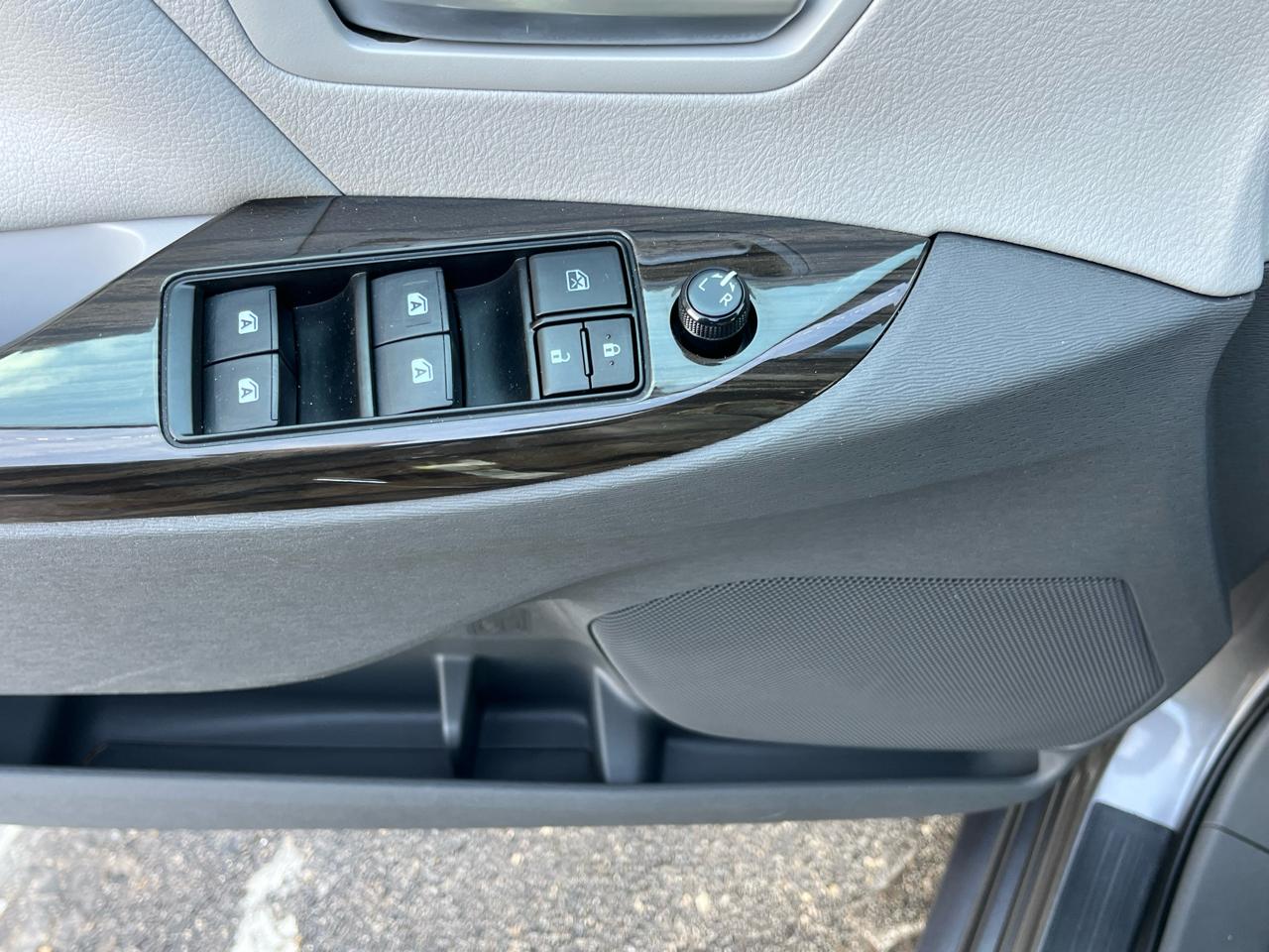 Toyota Sienna XLE Premium AWD 7-Passenger V6 2017