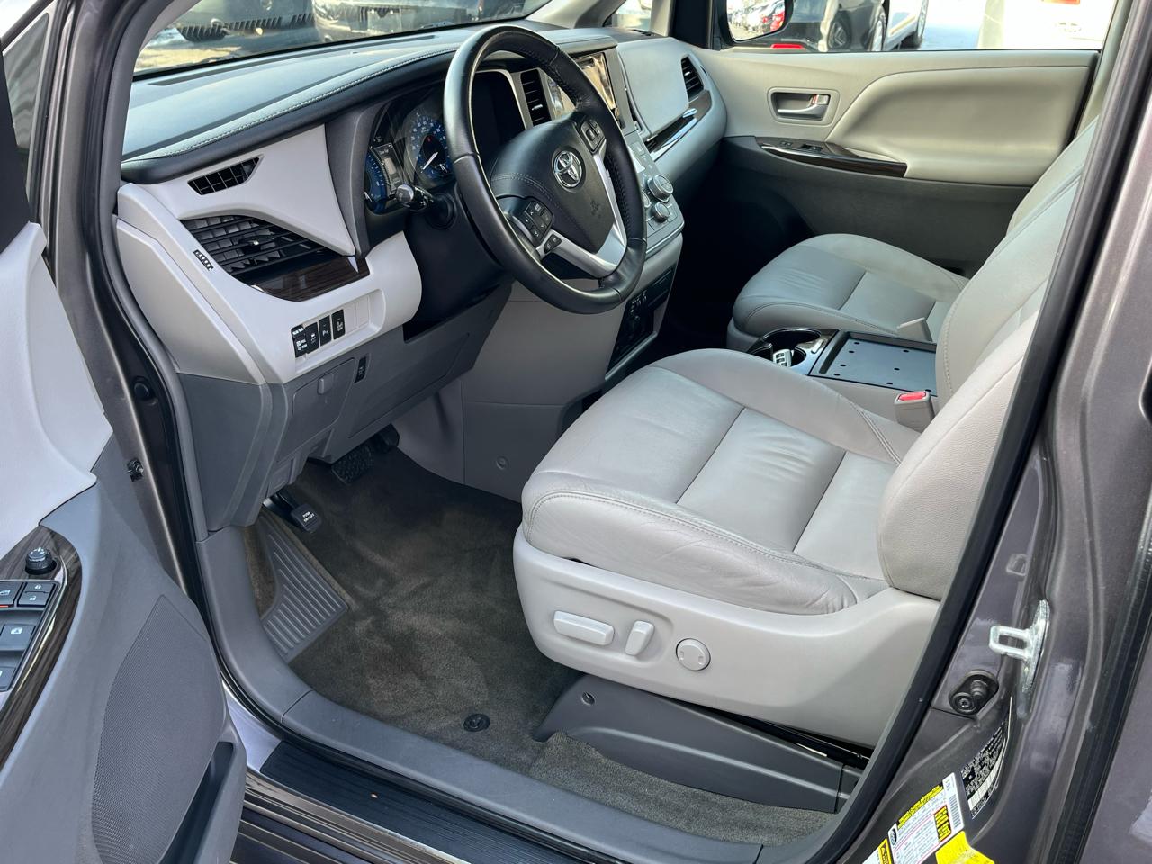 Toyota Sienna XLE Premium AWD 7-Passenger V6 2017