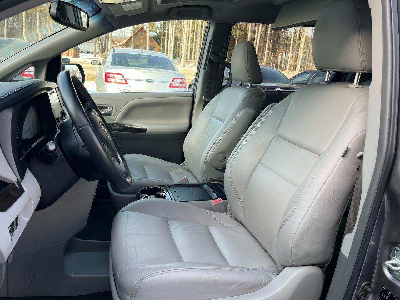 Toyota Sienna XLE Premium AWD 7-Passenger V6 2017