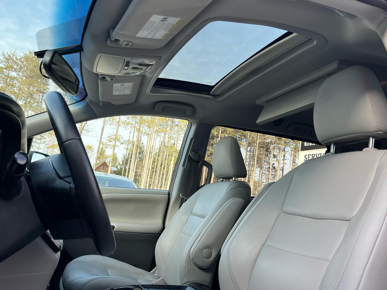 Toyota Sienna XLE Premium AWD 7-Passenger V6 2017