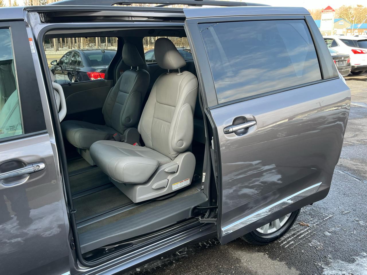 Toyota Sienna XLE Premium AWD 7-Passenger V6 2017