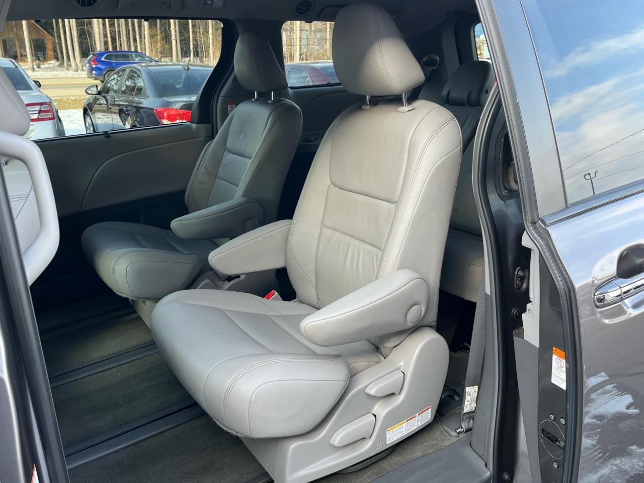 Toyota Sienna XLE Premium AWD 7-Passenger V6 2017