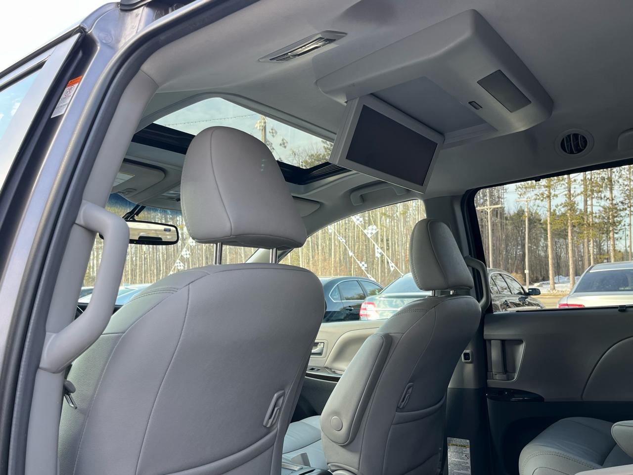 Toyota Sienna XLE Premium AWD 7-Passenger V6 2017