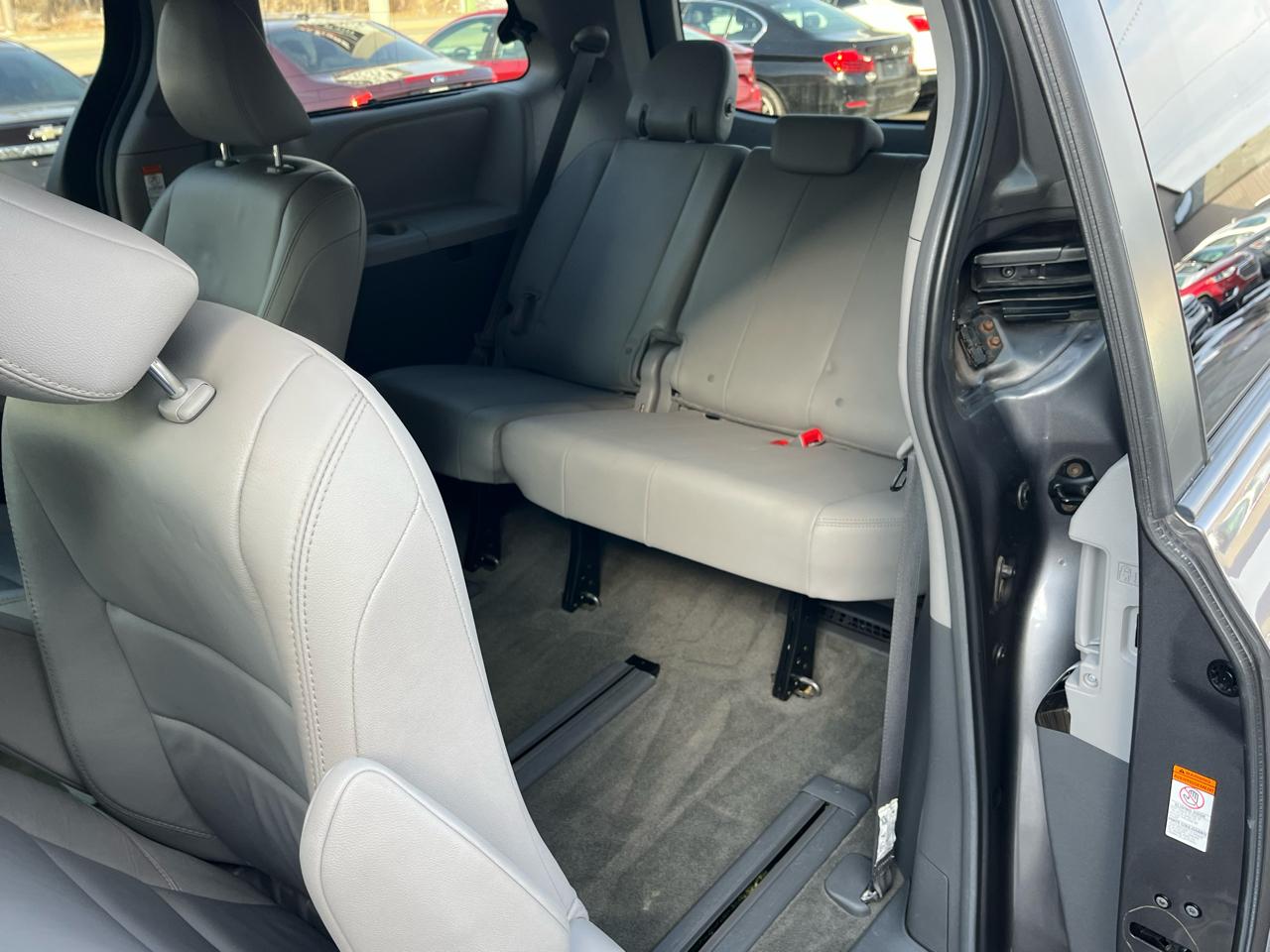 Toyota Sienna XLE Premium AWD 7-Passenger V6 2017