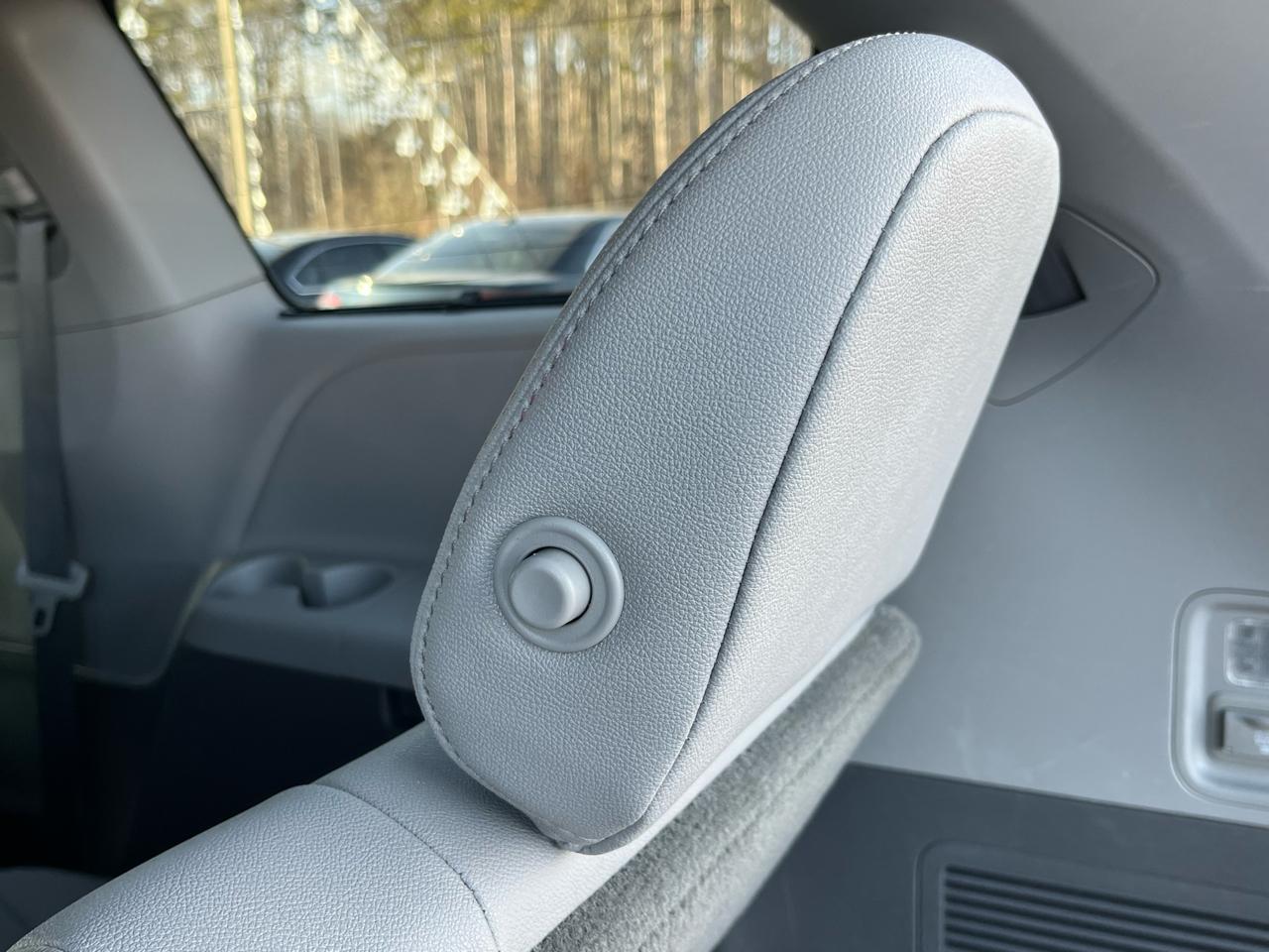 Toyota Sienna XLE Premium AWD 7-Passenger V6 2017