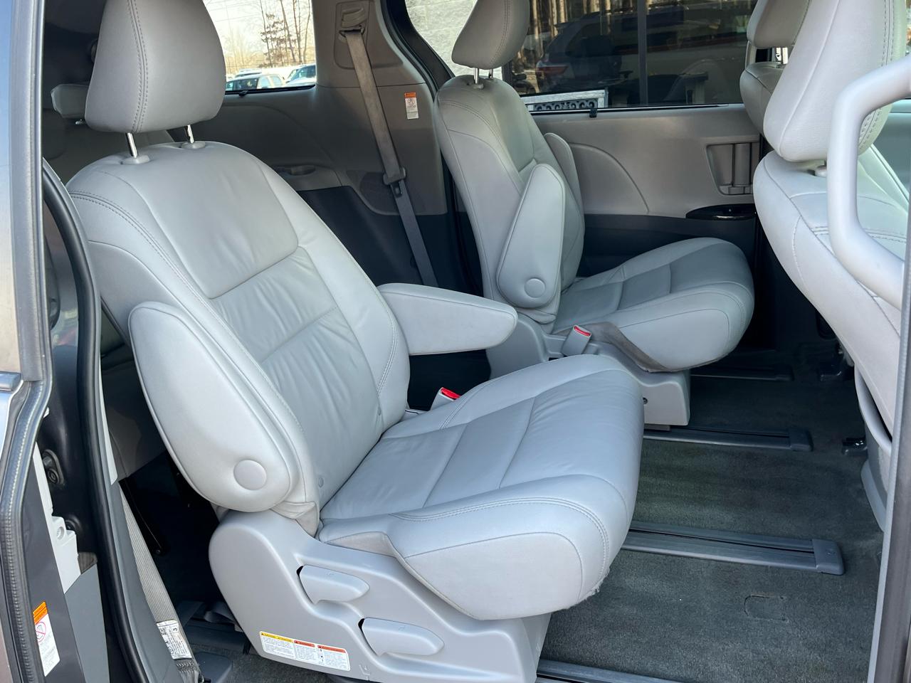 Toyota Sienna XLE Premium AWD 7-Passenger V6 2017