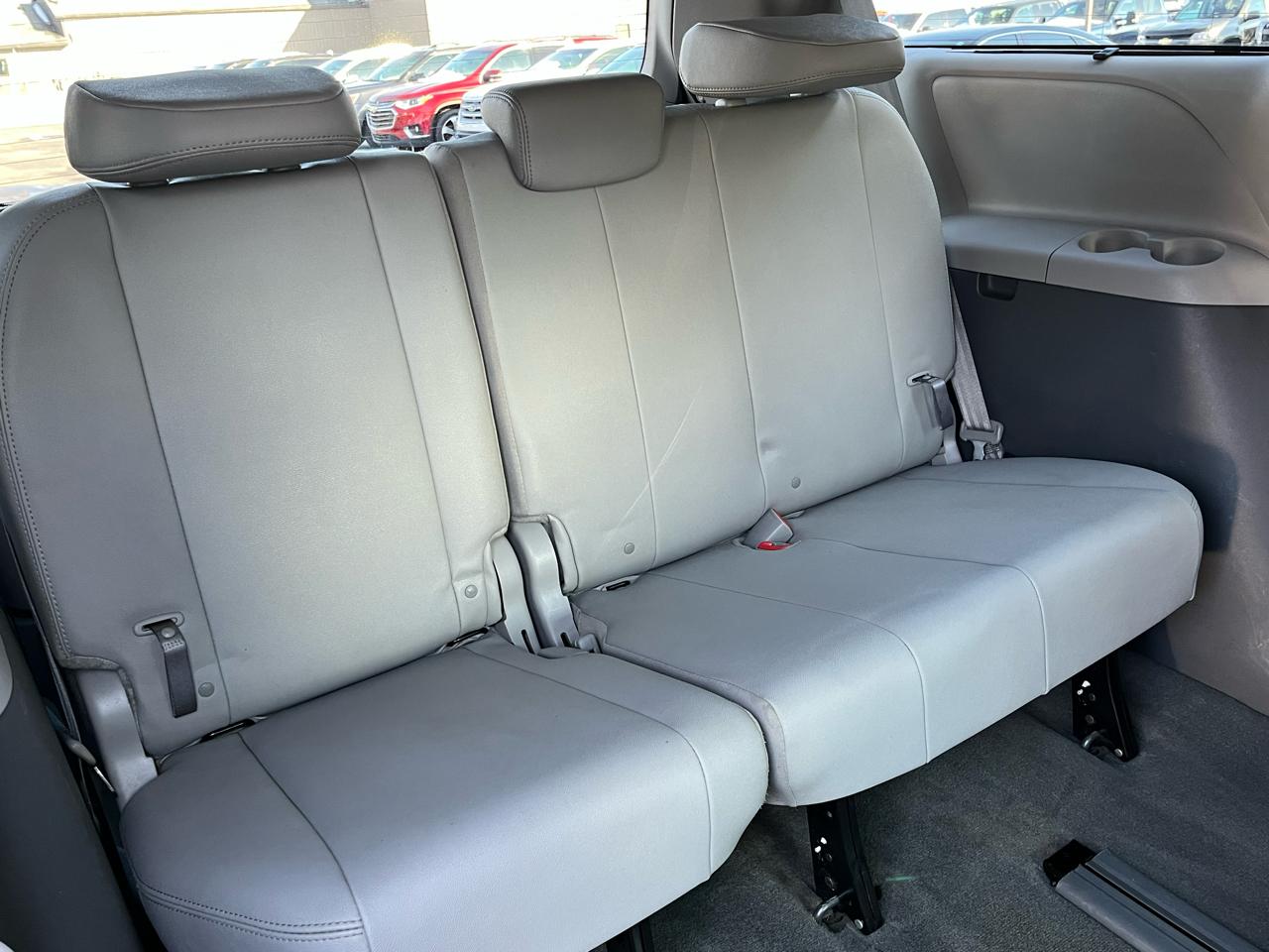 Toyota Sienna XLE Premium AWD 7-Passenger V6 2017