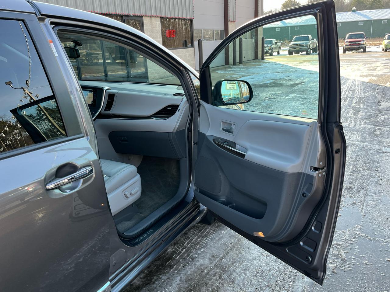 Toyota Sienna XLE Premium AWD 7-Passenger V6 2017