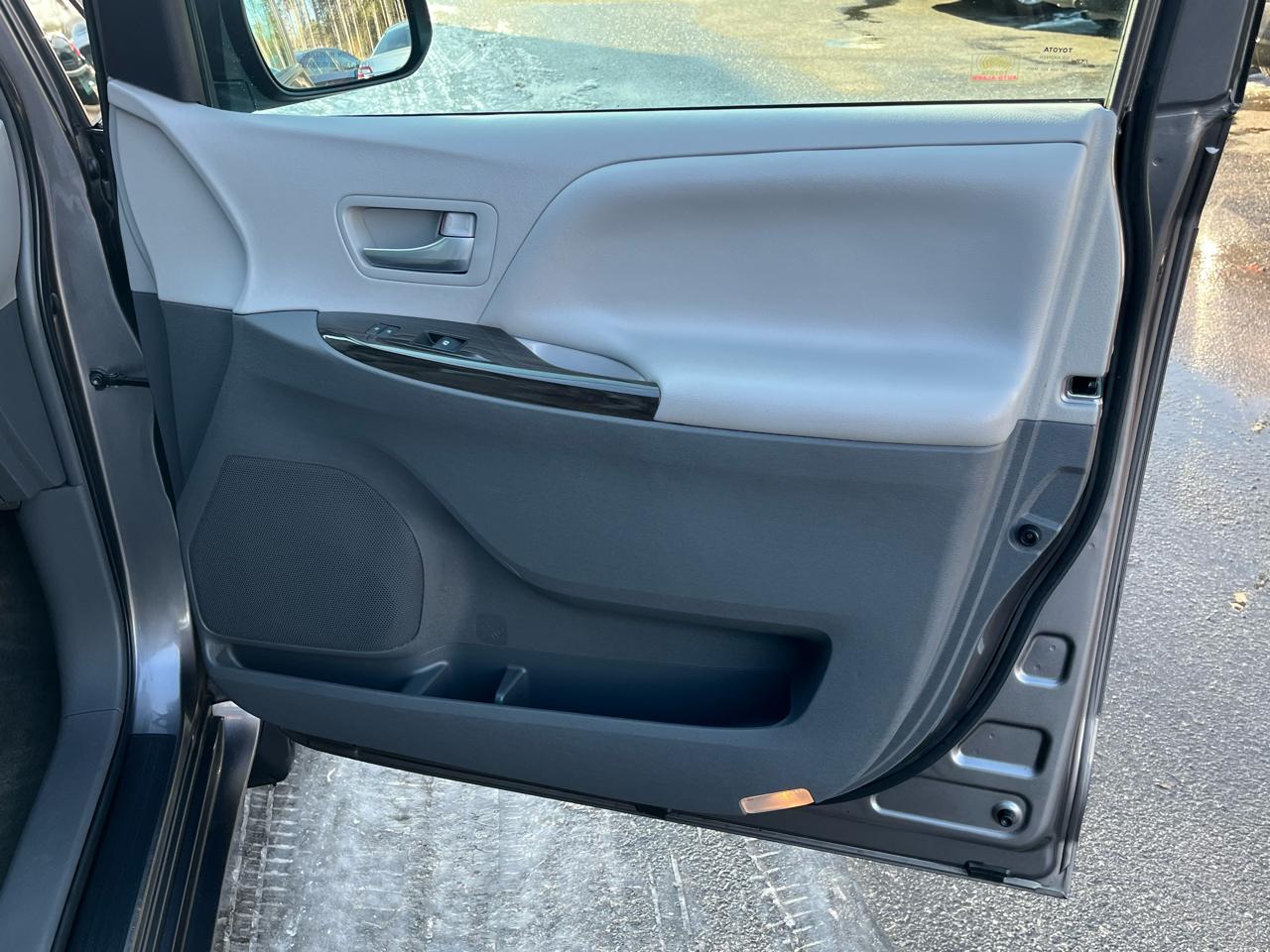 Toyota Sienna XLE Premium AWD 7-Passenger V6 2017