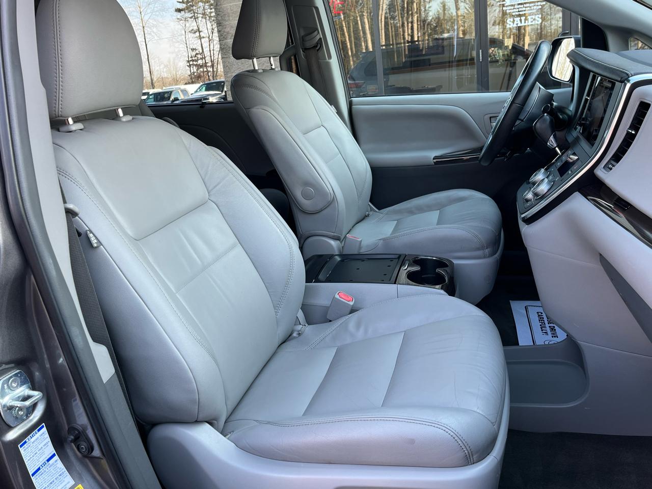 Toyota Sienna XLE Premium AWD 7-Passenger V6 2017