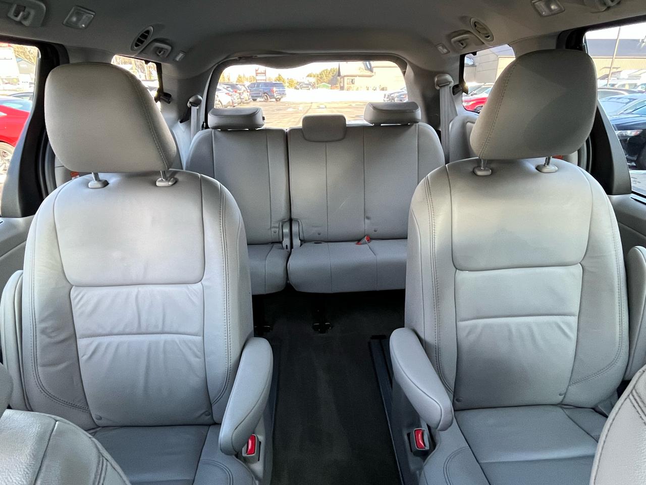 Toyota Sienna XLE Premium AWD 7-Passenger V6 2017