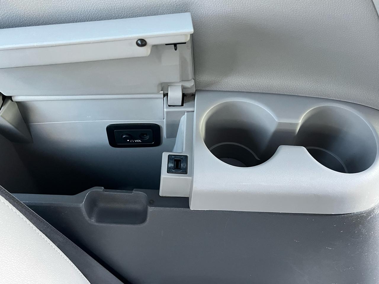 Toyota Sienna XLE Premium AWD 7-Passenger V6 2017