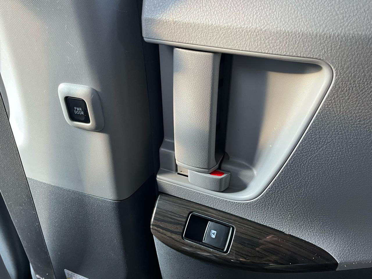 Toyota Sienna XLE Premium AWD 7-Passenger V6 2017