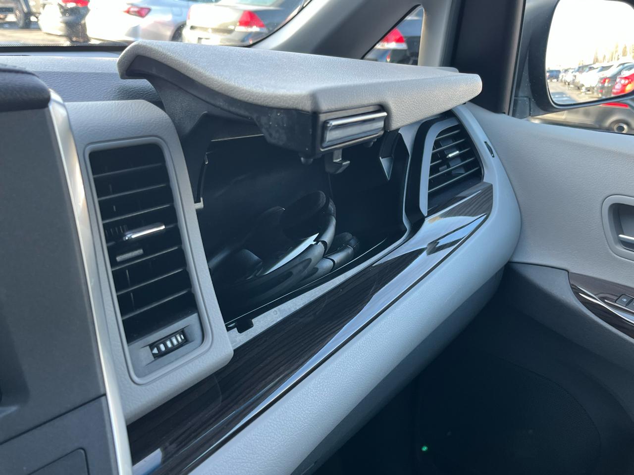 Toyota Sienna XLE Premium AWD 7-Passenger V6 2017