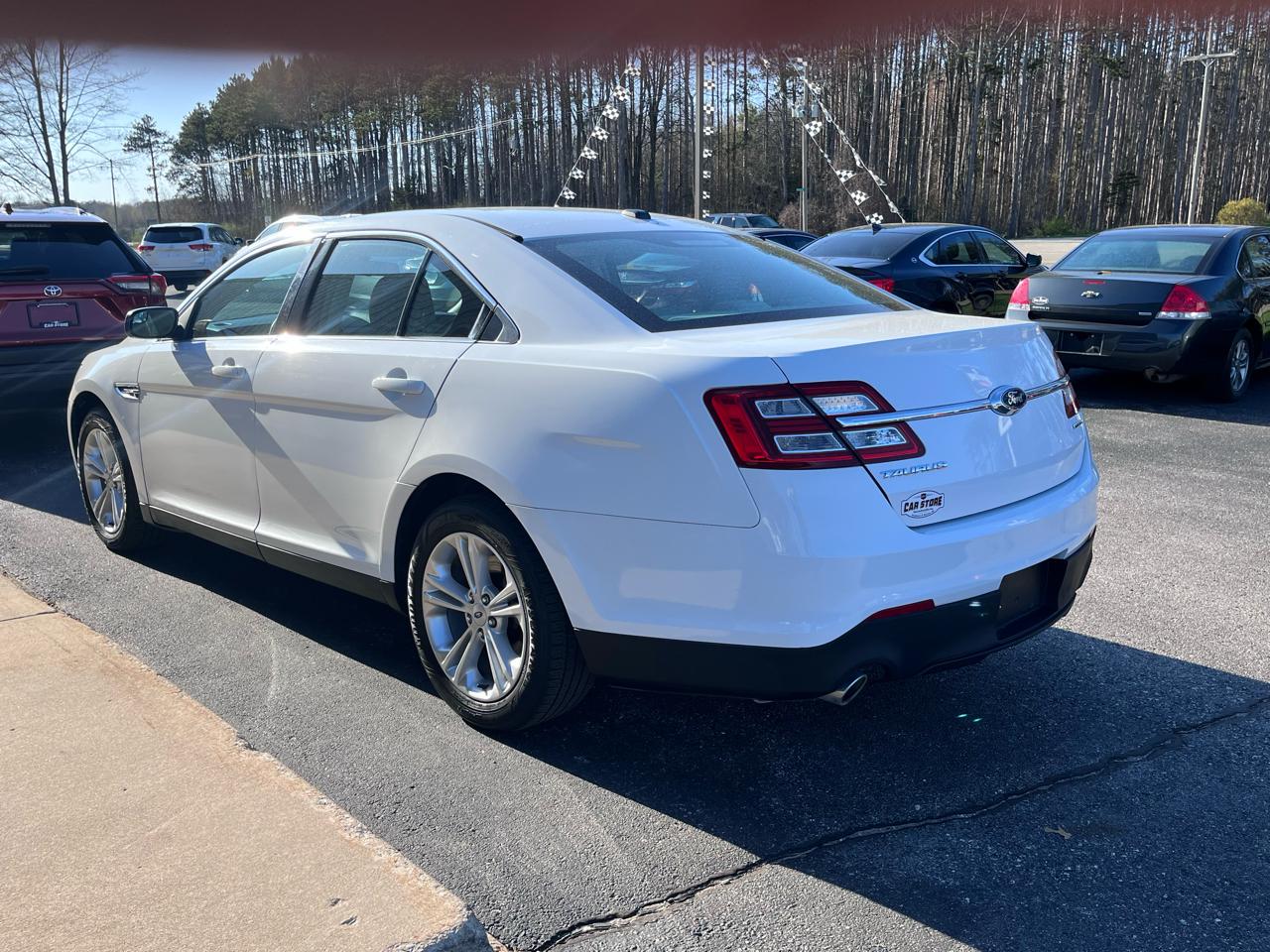 Ford Taurus 4dr Sdn SE FWD 2015