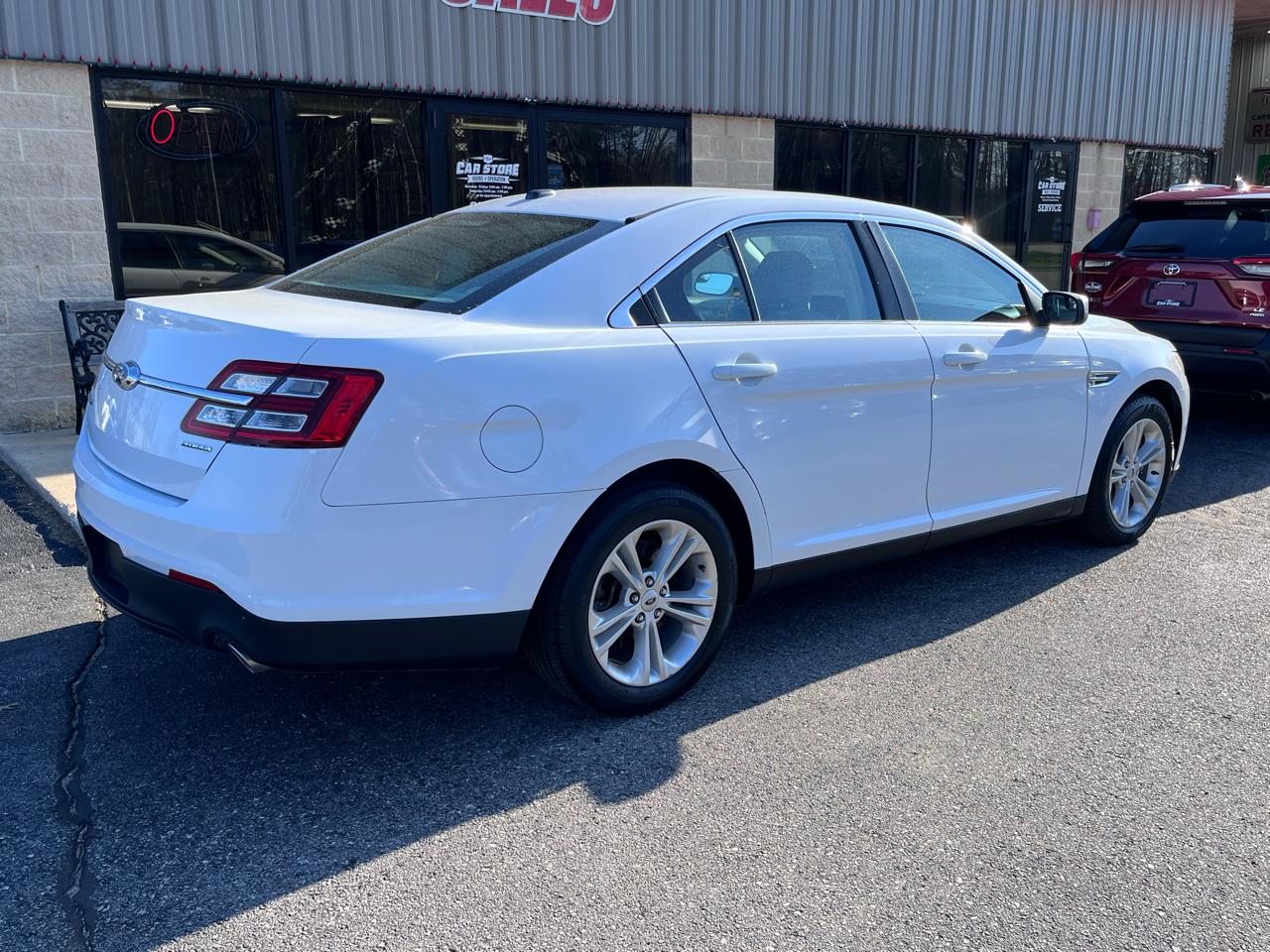 Ford Taurus 4dr Sdn SE FWD 2015