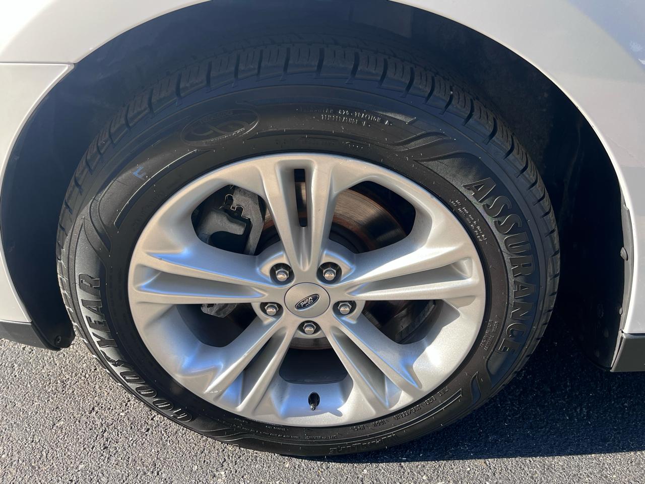 Ford Taurus 4dr Sdn SE FWD 2015
