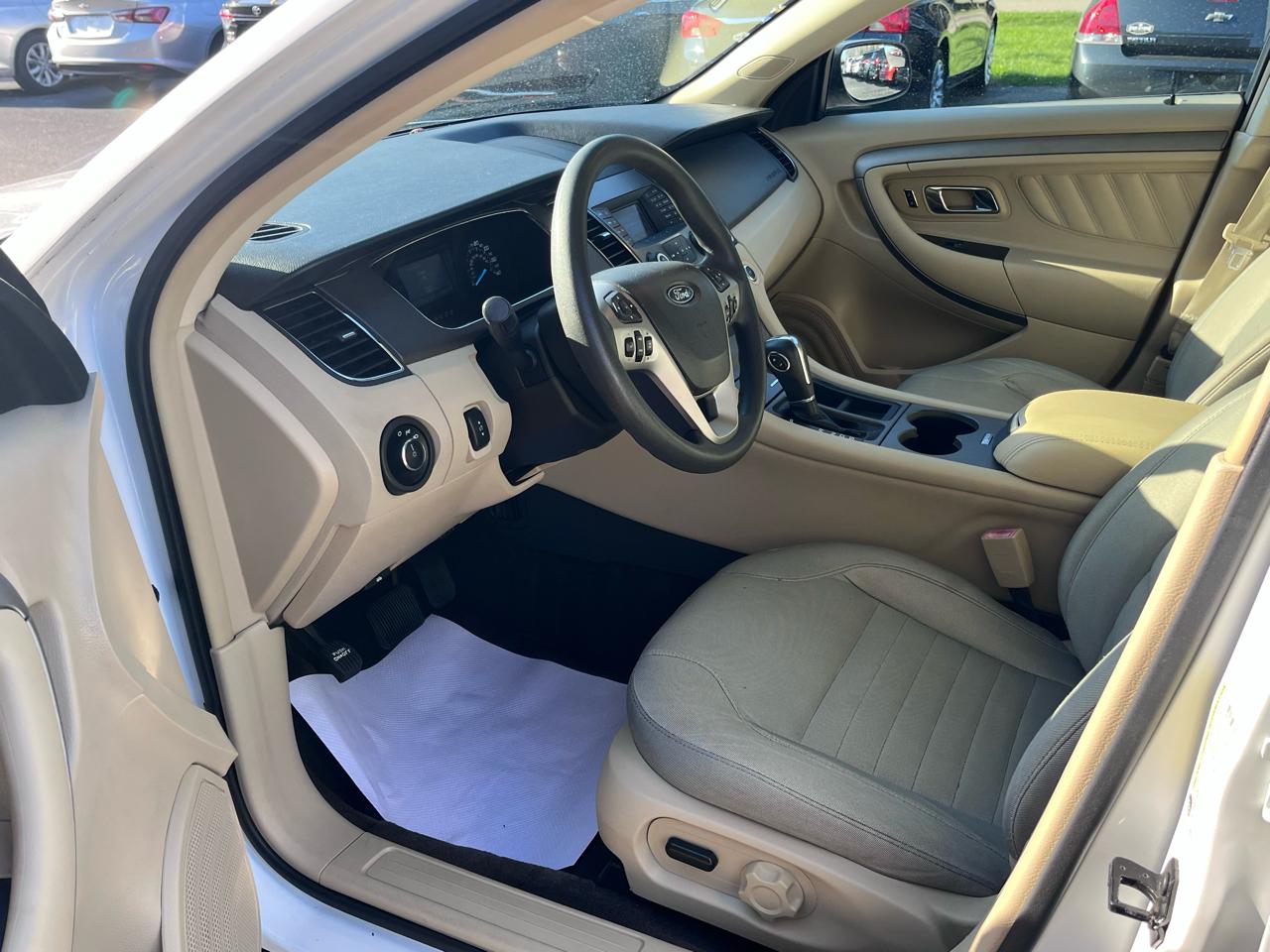 Ford Taurus 4dr Sdn SE FWD 2015