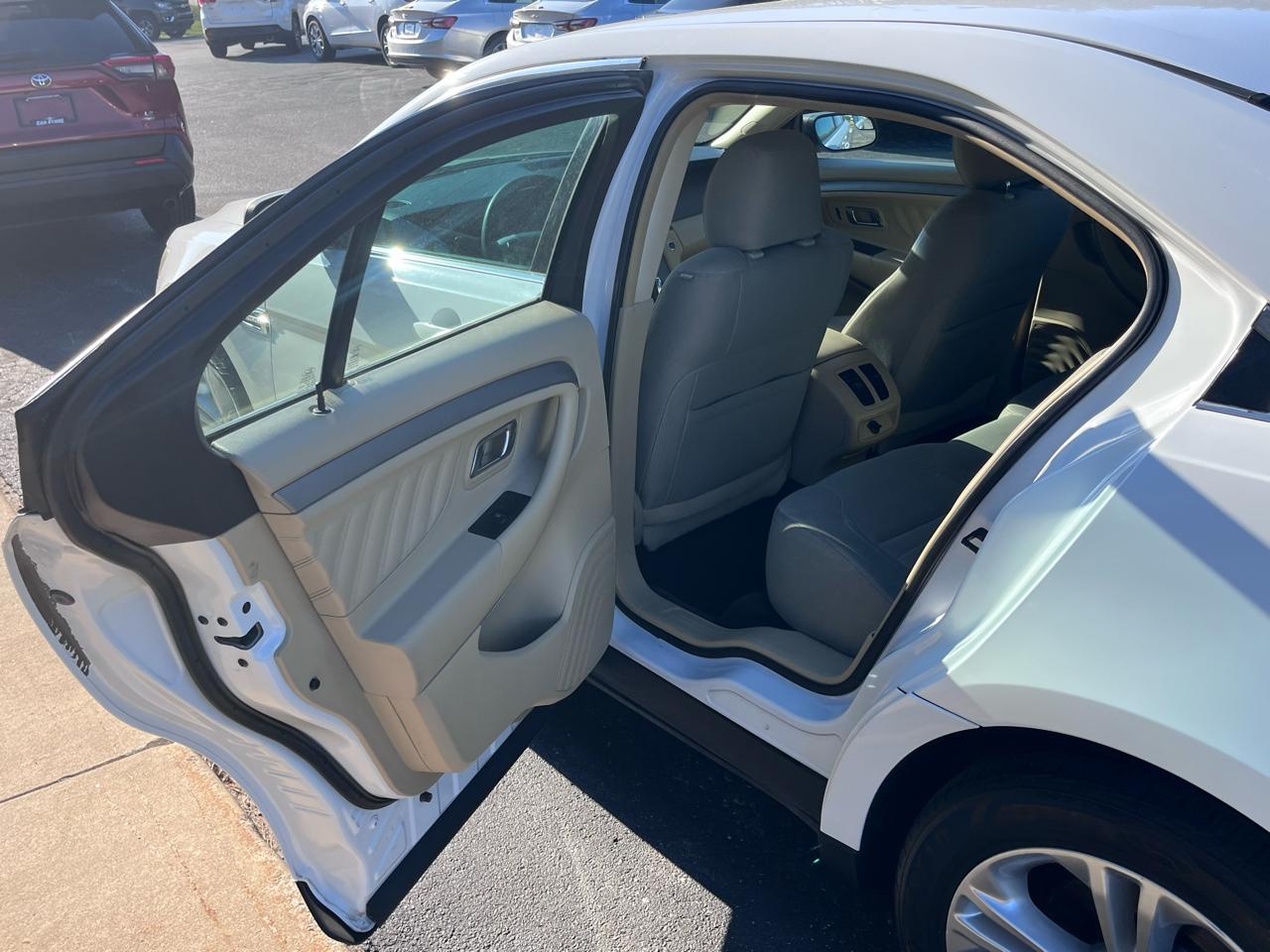 Ford Taurus 4dr Sdn SE FWD 2015