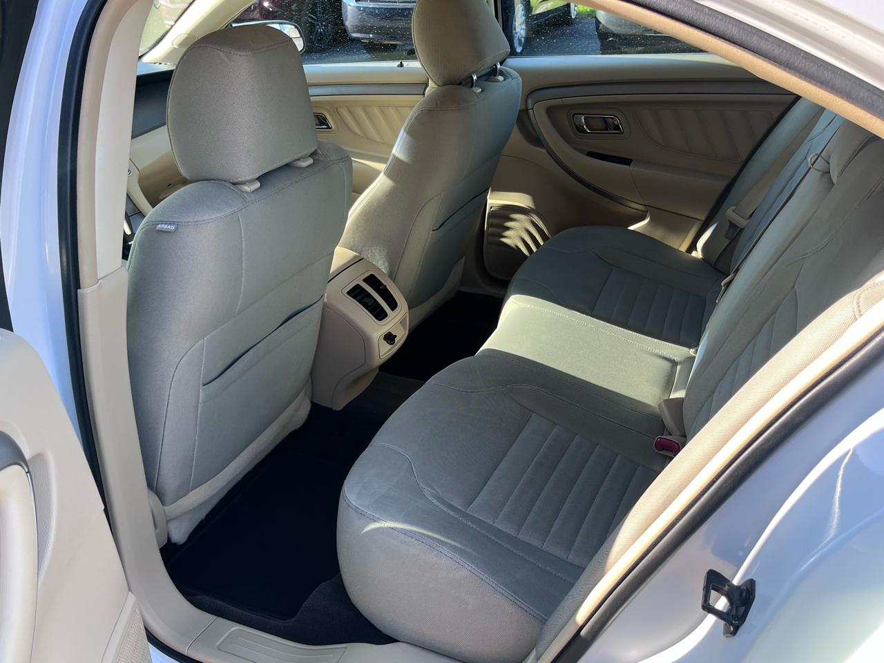Ford Taurus 4dr Sdn SE FWD 2015
