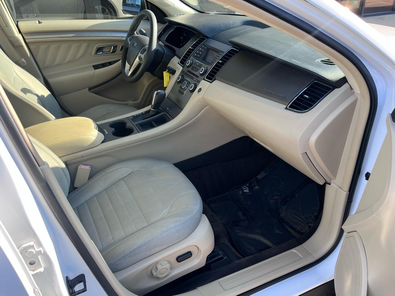 Ford Taurus 4dr Sdn SE FWD 2015