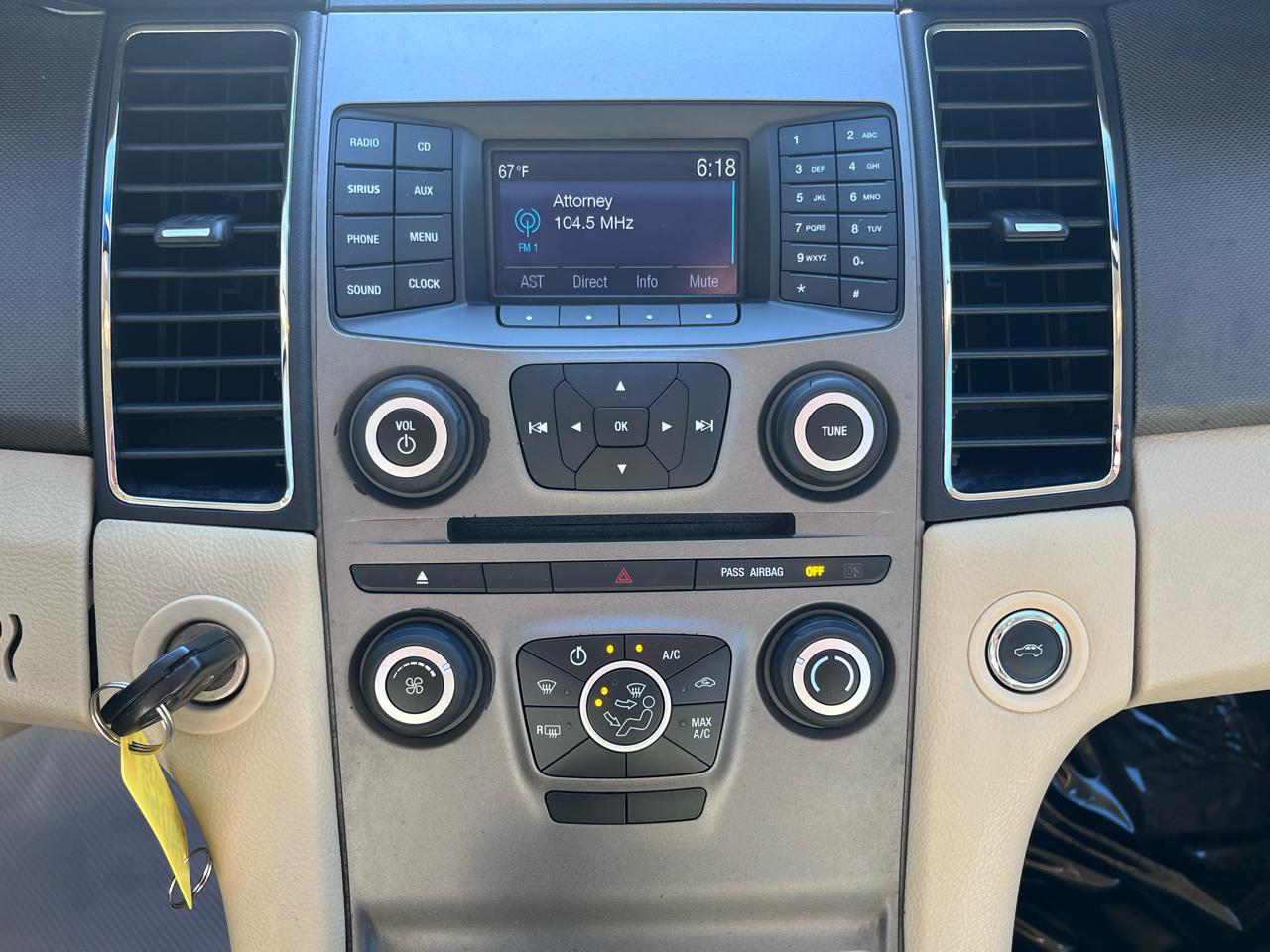 Ford Taurus 4dr Sdn SE FWD 2015