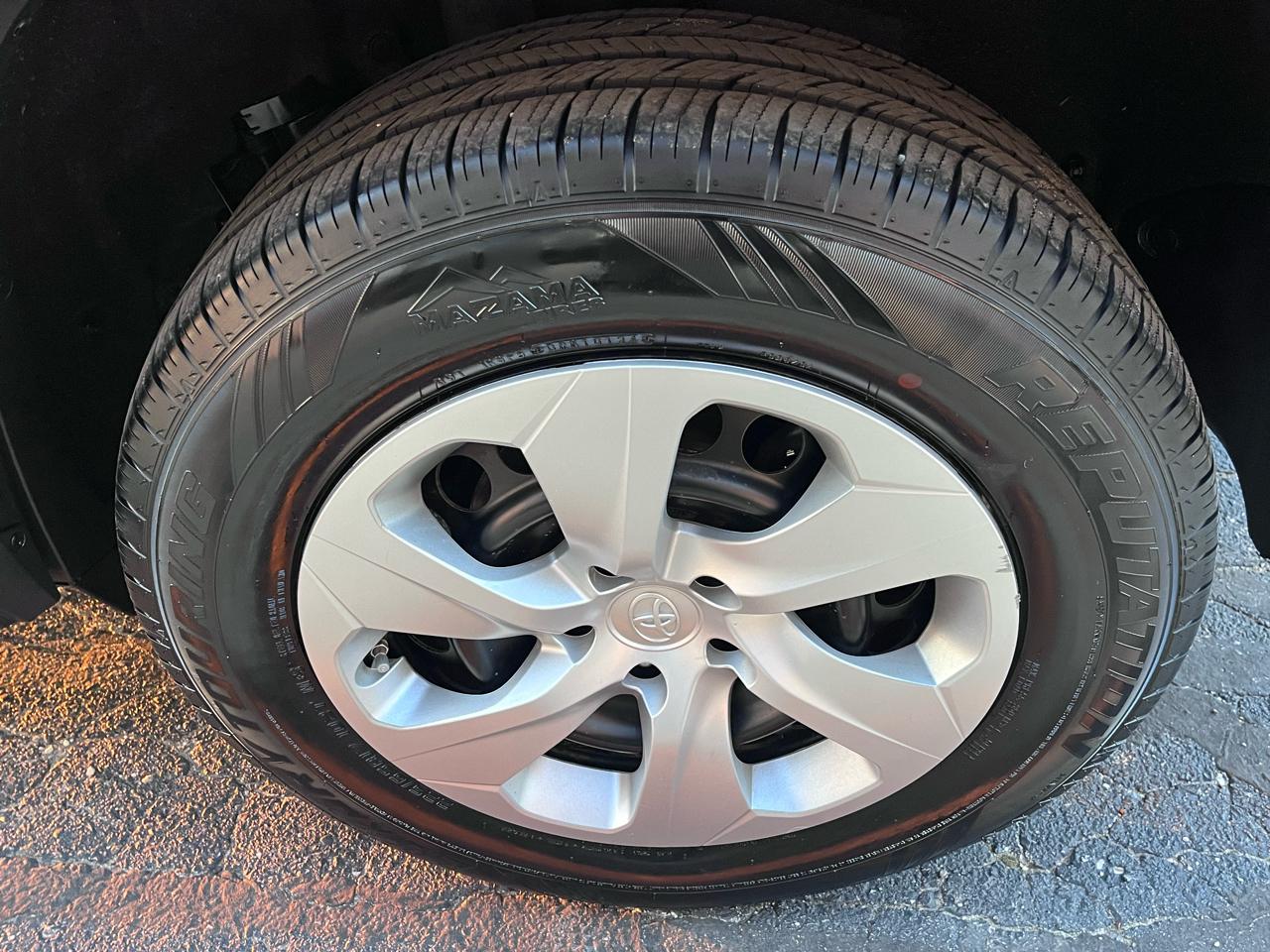 Toyota RAV4 LE AWD 2019