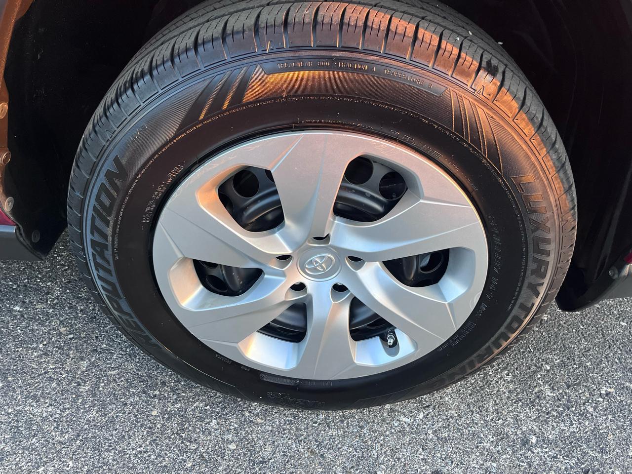 Toyota RAV4 LE AWD 2019