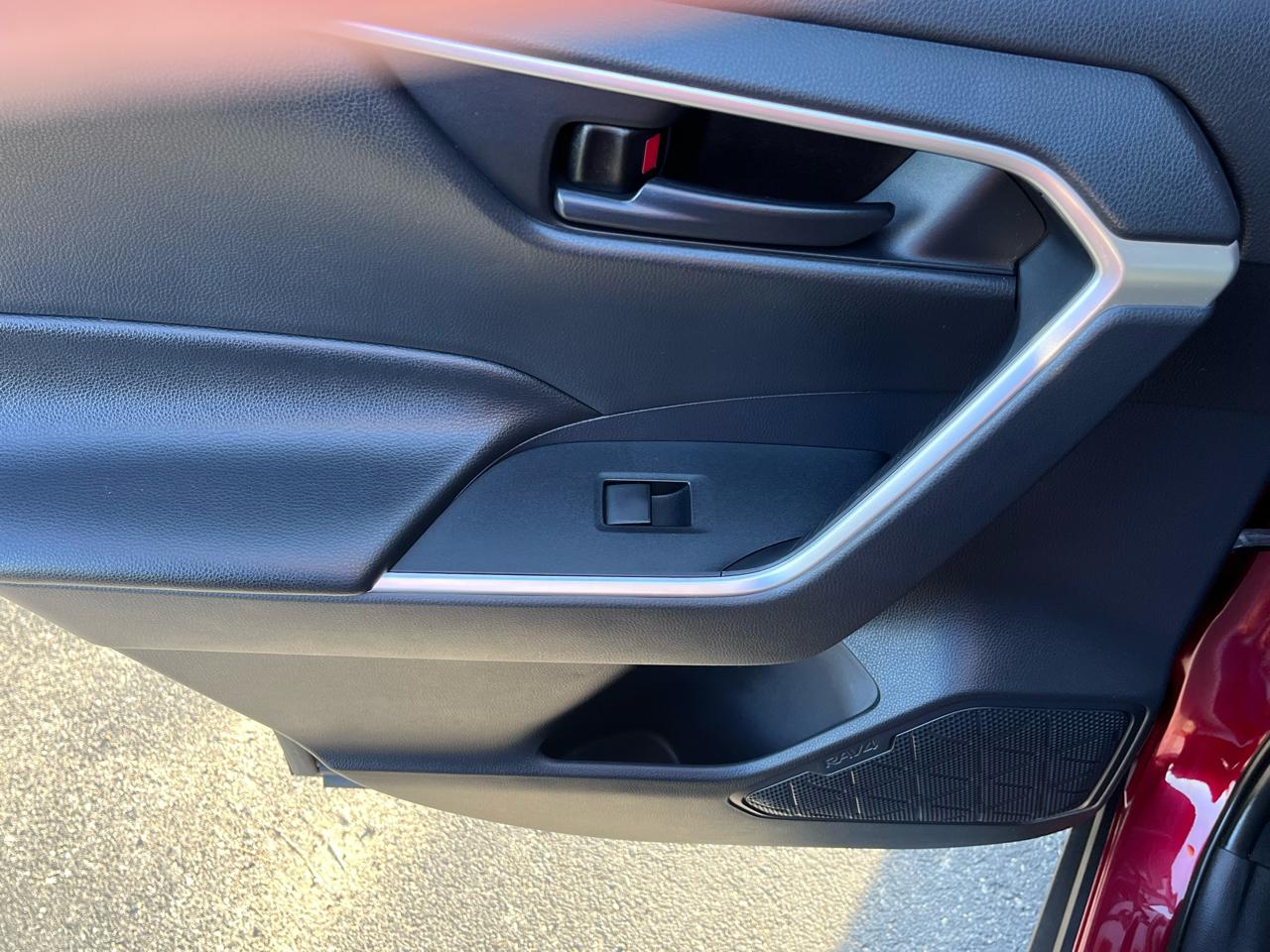 Toyota RAV4 LE AWD 2019