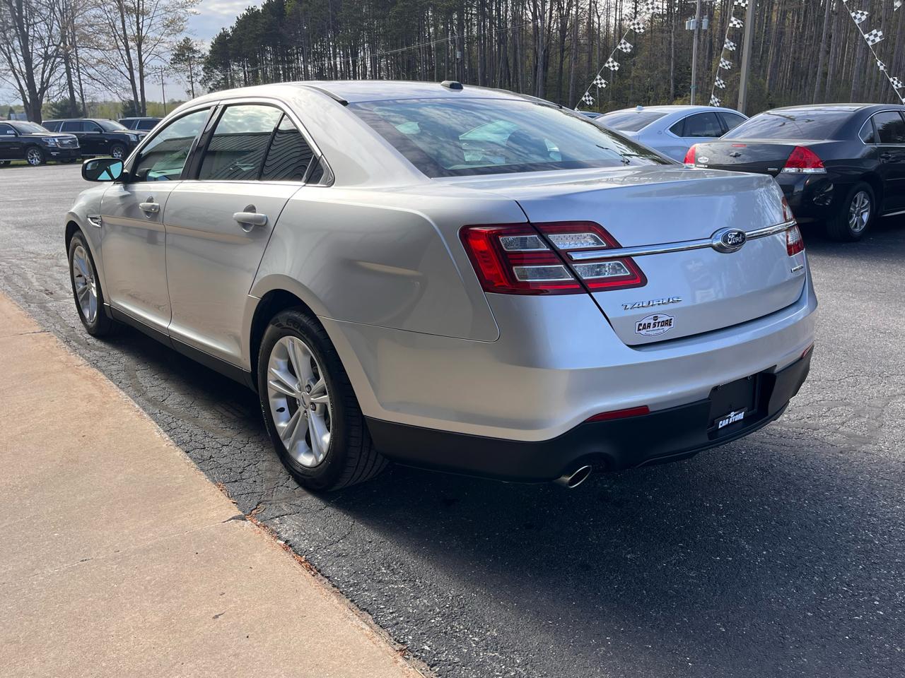 Ford Taurus 4dr Sdn SE FWD 2015
