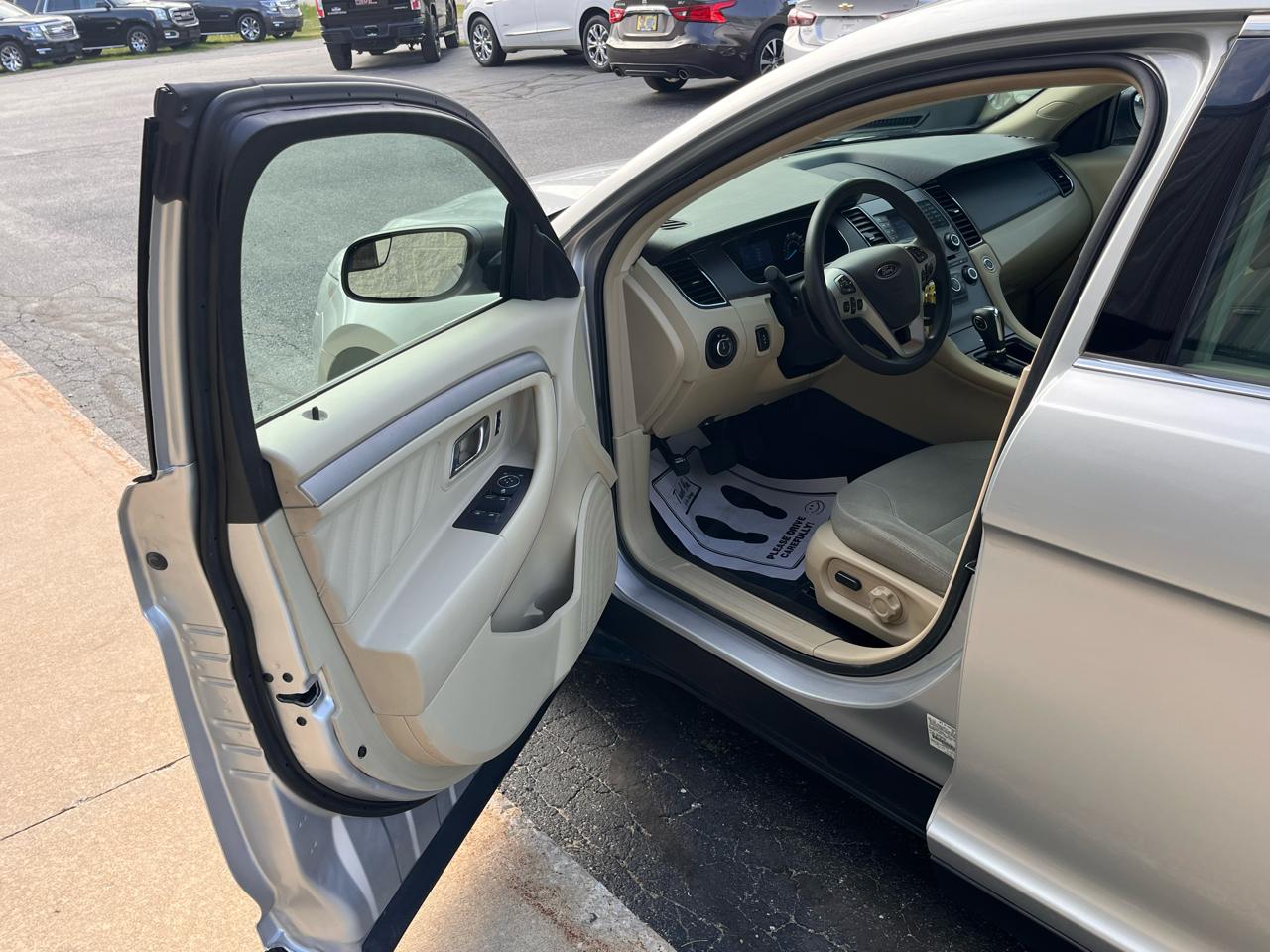 Ford Taurus 4dr Sdn SE FWD 2015