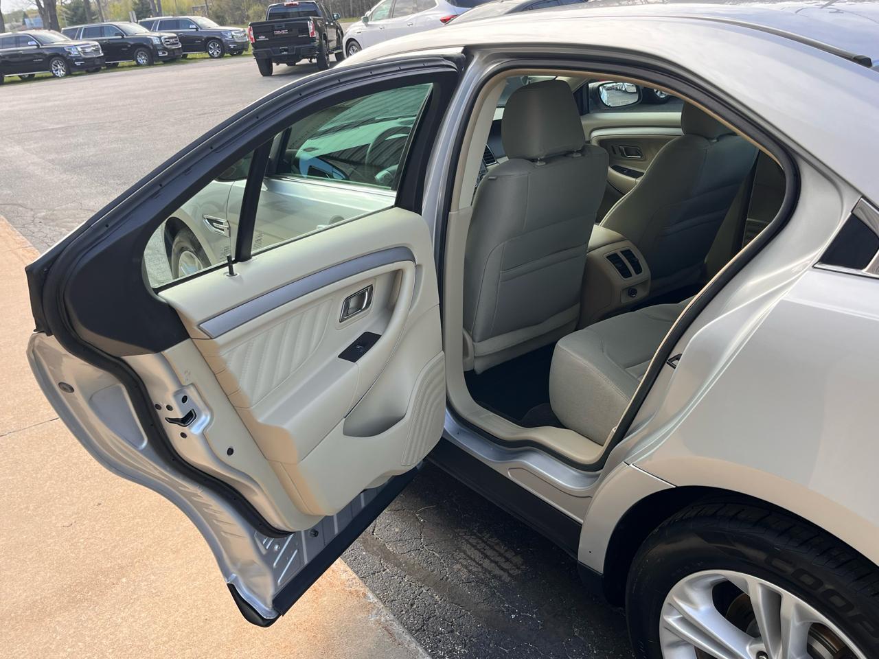Ford Taurus 4dr Sdn SE FWD 2015